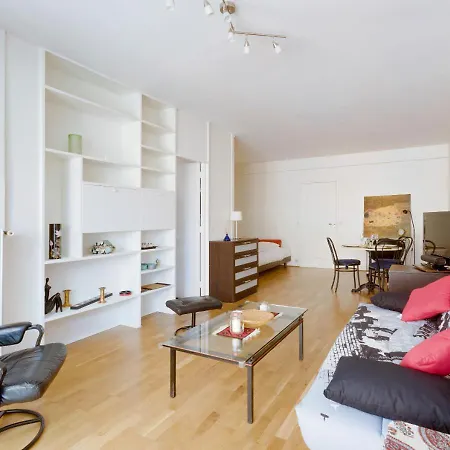 Aux Portes Du Parc Des Princes *