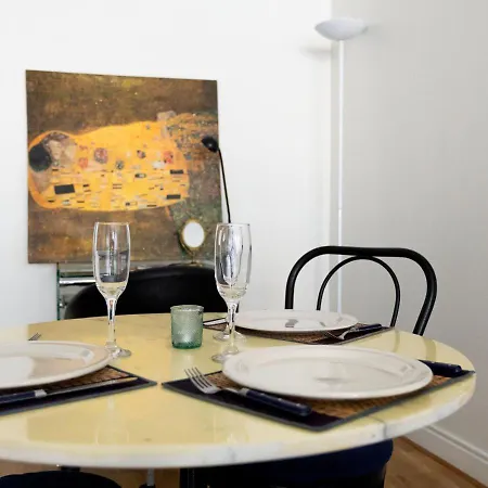 Aux Portes Du Parc Des Princes