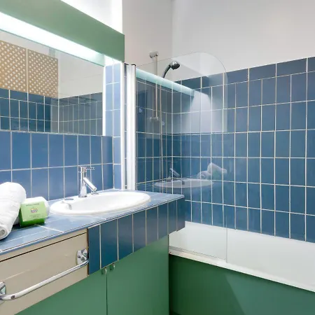 Aux Portes Du Parc Des Princes *